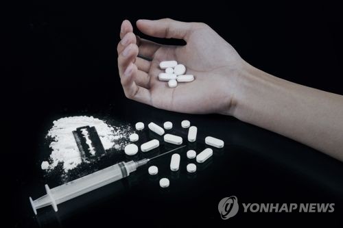 모텔 난간에 올라가 "살려주세요" 소동…경찰, 마약 정황 수사