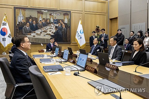 금통위 "정치 탓에 성장 하방 위험↑…올해 성장률 1.9% 밑돌듯"