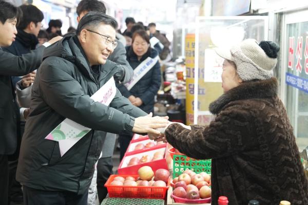 류경기 중랑구청장, 설맞이 지역 전통시장 방문