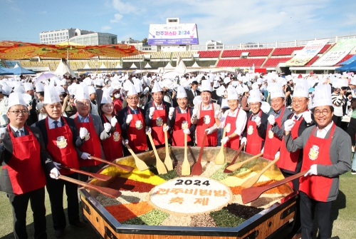 전주비빔밥. 지난해 10월 전주비빔밥축제에서 1963명이 함께 비빈 대형 비빔밥이 한국기록원(KRI)에 등재됐다. 전주시 제공