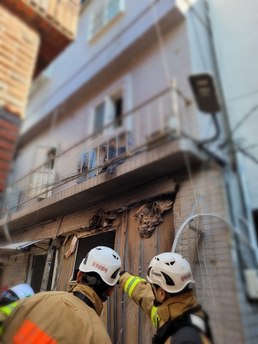 부산 다가구 주택서 가스 누출로 폭발사고…70대 병원이송