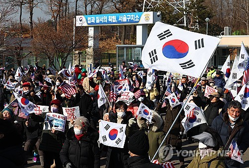 서울구치소 앞 尹지지자들 "석방하라" 사흘째 집회…맞불시위도