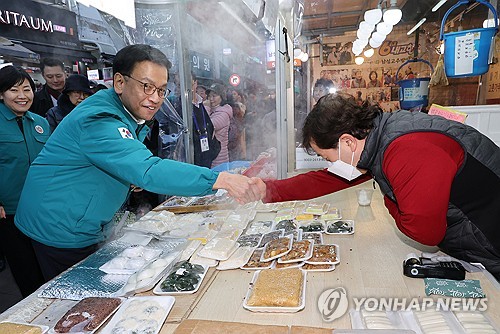 崔대행, 설명절 앞두고 병원·시장 방문…"안전 관리 만전"