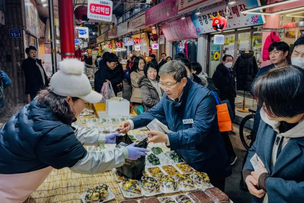 김경호 광진구청장, 전통시장서 설맞이 장보기 나서