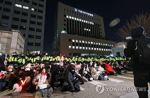 尹 지지자들, 구속심사 열리는 서부지법 입구 막고 연좌농성