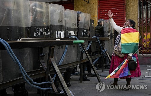 '10대와 강제성관계' 볼리비아 前대통령 체포영장 발부