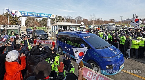 서부지법에 尹호송차 등장하자 흥분한 지지자들 도로 난입