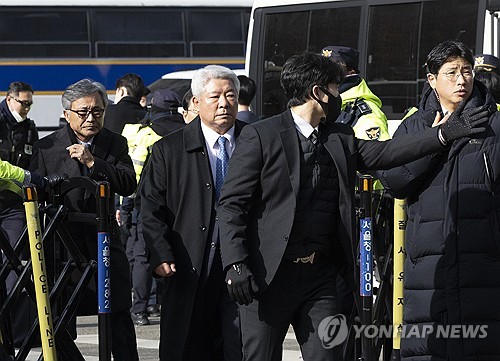 윤대통령 영장심사, 역대 최장기록 깰까…서훈 전 실장 10시간