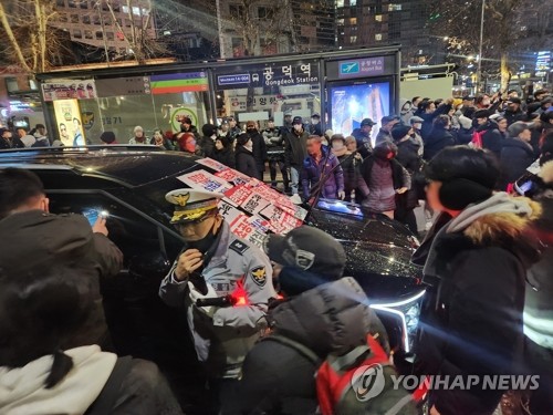 공수처 검사 탄 차 尹지지자들에 위협당해…"수사관 1명은 구타"