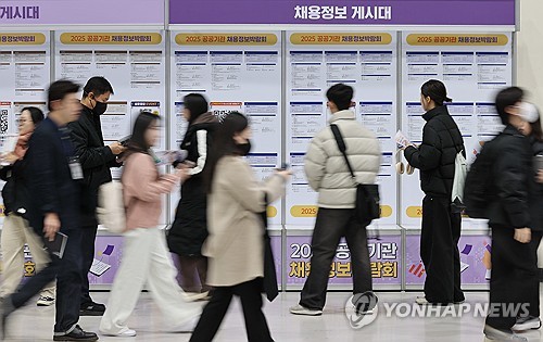 '그냥 쉬는' 청년들 1년 새 12% 껑충…취업해도 '불완전 고용'