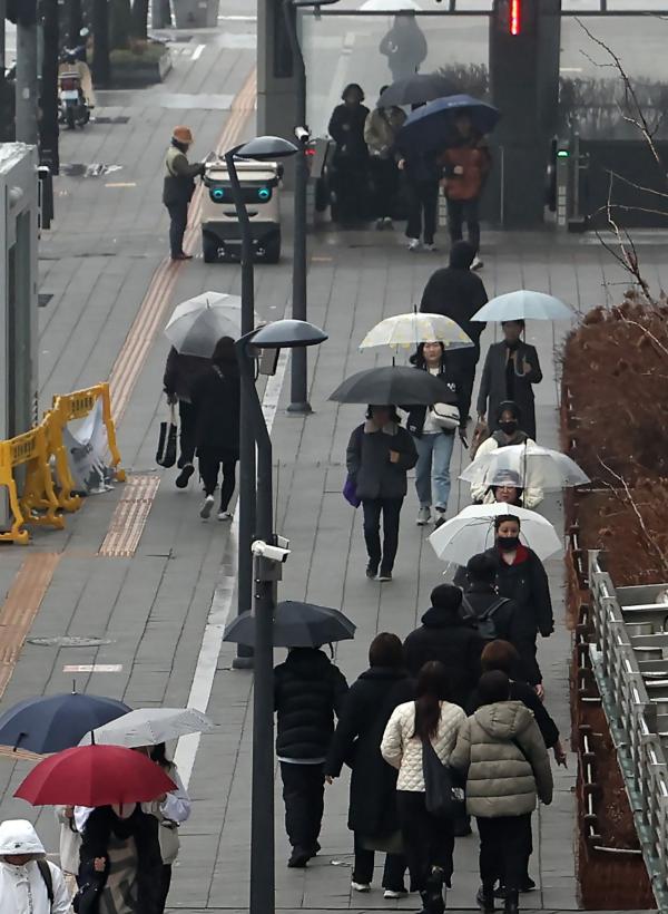 [내일날씨]흐린 날씨 이어져…곳곳에 눈·비