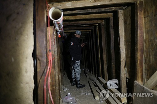 멕시코, 트럼프 취임 앞두고 '미국 밀입국용 땅굴' 폐쇄 발표