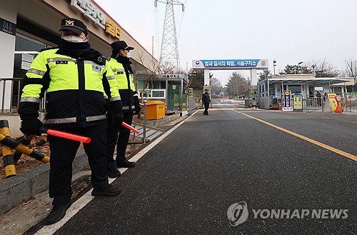 尹 구속 이튿날 서울구치소 앞 지지자들 "석방하라" 엿새째 집회