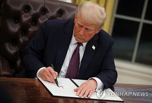 트럼프 "보편관세 아직 준비 안 돼…조속히 부과할 것"