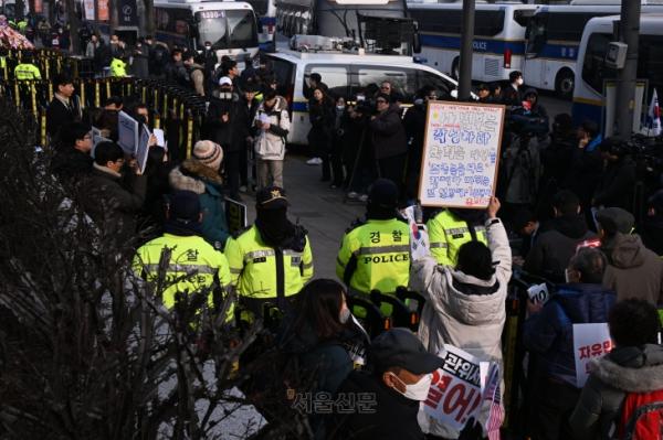 21일 서울 종로구 헌법재판소 앞에서 윤석열 대통령 지지자로 추정되는 한 시민이 탄핵반대집회를 하고 있다. 2025.1.21 안주영 전문기자