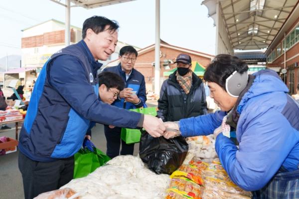 전통시장 장보기 행사. 한국수력원자력㈜ 월성원자력본부 제공