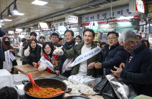 '민생 현장으로'…김진태 강원지사 홍천중앙시장서 장보기 행사