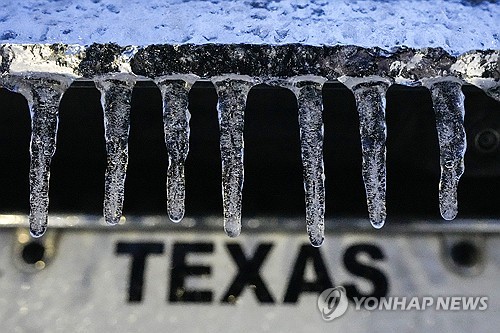 이례적 겨울 폭풍에 얼어붙은 美 남부…폭설에 항공편 끊겨