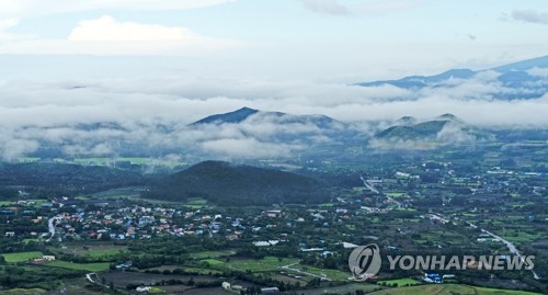 제주 구름 많은 날씨…"내륙 짙은 안개 항공기 운항 차질"