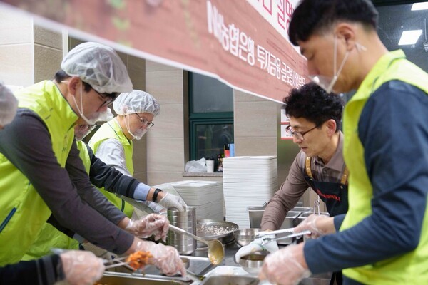 NH농협은행, 서울역 무료급식소 찾아 배식 봉사 진행