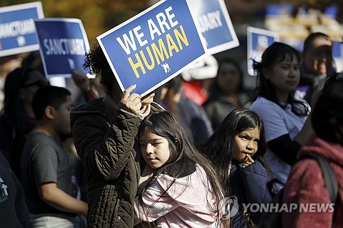 "인도, 트럼프 달래려 미국내 불법체류자 추방에 적극 협력"