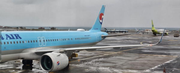 제주공항 계류장에 도착한 대한항공 항공기 모습. 제주 강동삼 기자