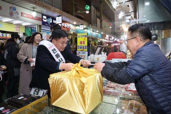 박강수 마포구청장, 설날 앞두고 전통시장 방문 상인들과 소통