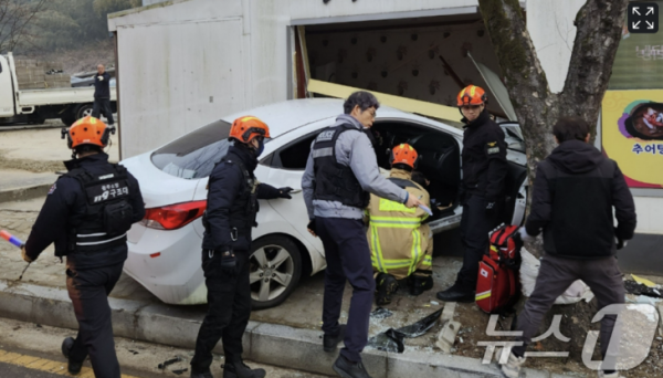 23일 오전 광주광역시 남구에서 승용차가 상가를 들이 받아 소방당국이 구조활동을 벌이고 있다.  (뉴스1 제공)