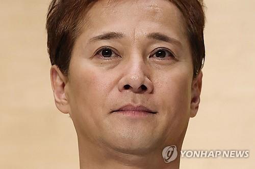 '성상납 의혹' 日아이돌 스마프 리더 "연예계 은퇴"