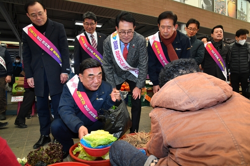 울주군, 설맞이 전통시장 돌며 장보기…"상인에게 힘 되길"