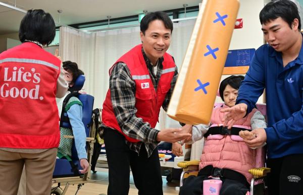 LG전자 임직원들, 설 앞두고 장애인 센터서 봉사활동