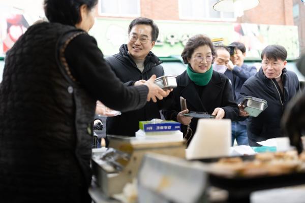 의왕 도깨비시장 찾은 김동연, 설 성수품 구매후 상인들 격려