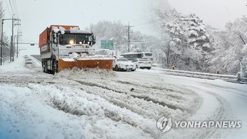 강원 내륙·산지에 최대 30㎝ 이상 눈…빙판길 주의