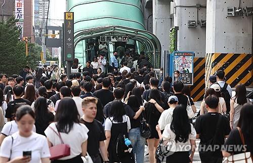 'MZ성지' 굳힌 성수동에 K패션·뷰티 총집결…외국인도 북적