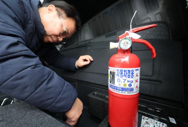 장거리 오가는 설 명절…'차량용 소화기' 미리 확인하세요