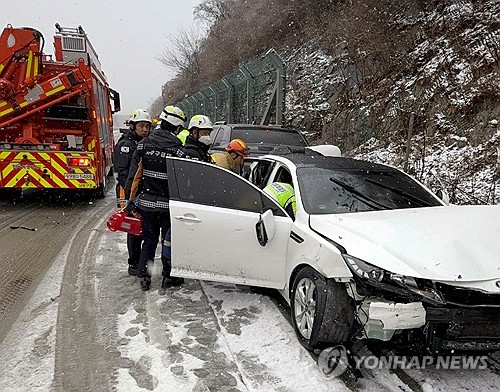 전북 무주에 18㎝ 눈…설 연휴 교통사고 잇따라(종합)