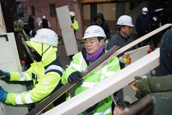 세상에 이런 구청장 있을까?...이문4구역 대청소한 이필형 동대문구청장