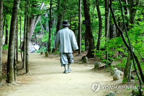 출가자 10년 새 ⅓로…조계종 '힙한 불교'로 위기 극복 안간힘