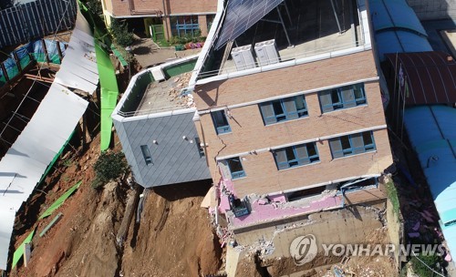 '상도유치원 붕괴' 시공사 안전책임자 2심 감형…실형→집유