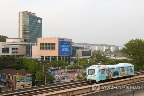 용인경전철, 20㎝ 폭설에 한때 운행 중단…오전 11시께 재개(종합)