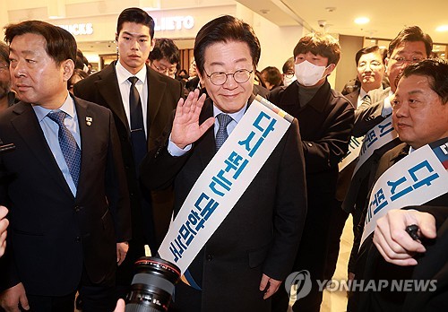 與 "李, 민주주의 수호자로 아무리 포장해도 국민들 속지않아"(종합)