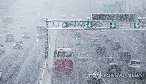 전국 '雪날' 폭설에 갇혔다…하늘·바닷길 막혀 귀성객 발 동동(종합)