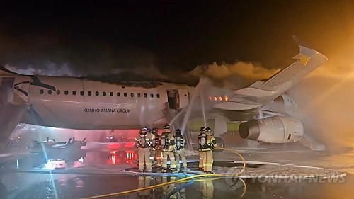 김해공항 에어부산 항공기에 불…승객·승무원 176명 모두 탈출(종합2보)