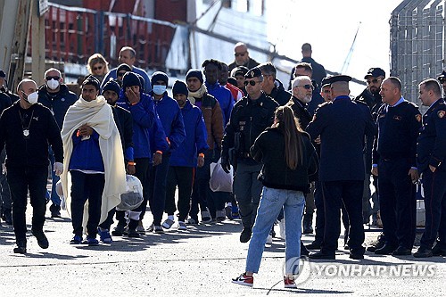 이탈리아, 알바니아에 세 번째 이주민 그룹 이송