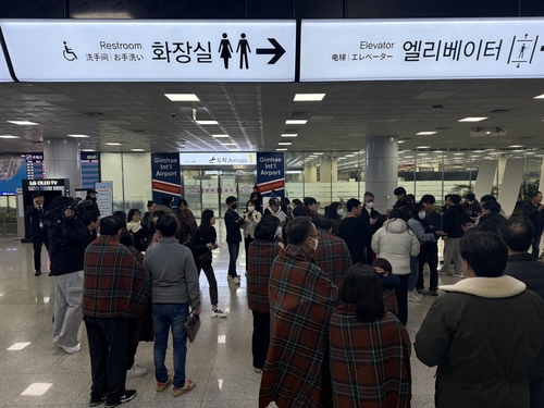 에어부산 탑승객 "선반서 연기 시작…안내 방송 없어 아수라장"(종합)