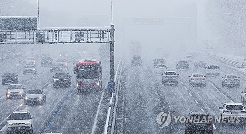 설날 강원 내륙·산지에 1㎝ 안팎 눈…"도로 살얼음 주의"