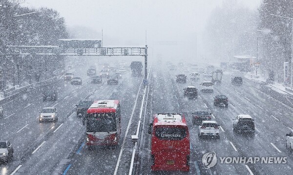 설날 곳곳에 '눈'·'강풍'…빙판길·도로 살얼음 '주의'