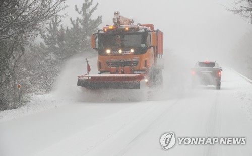 설날 제주 산간 폭설에 일부 도로 차량 통행 통제