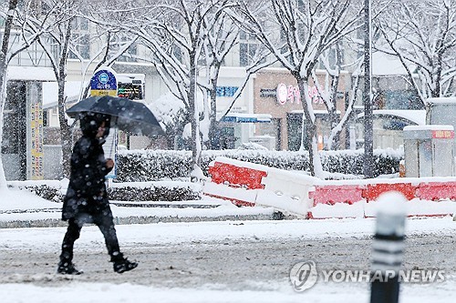 설날 강추위 속 충청·전라 낮까지 눈…"빙판길 주의"