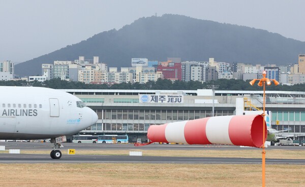 제주공항, 폭설 등 영향에 항공기 운항 차질…결항·지연 속출